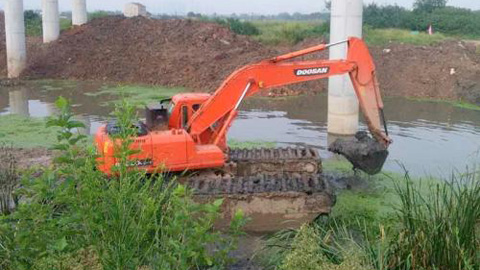 重庆湿地挖掘机租赁多少钱一台